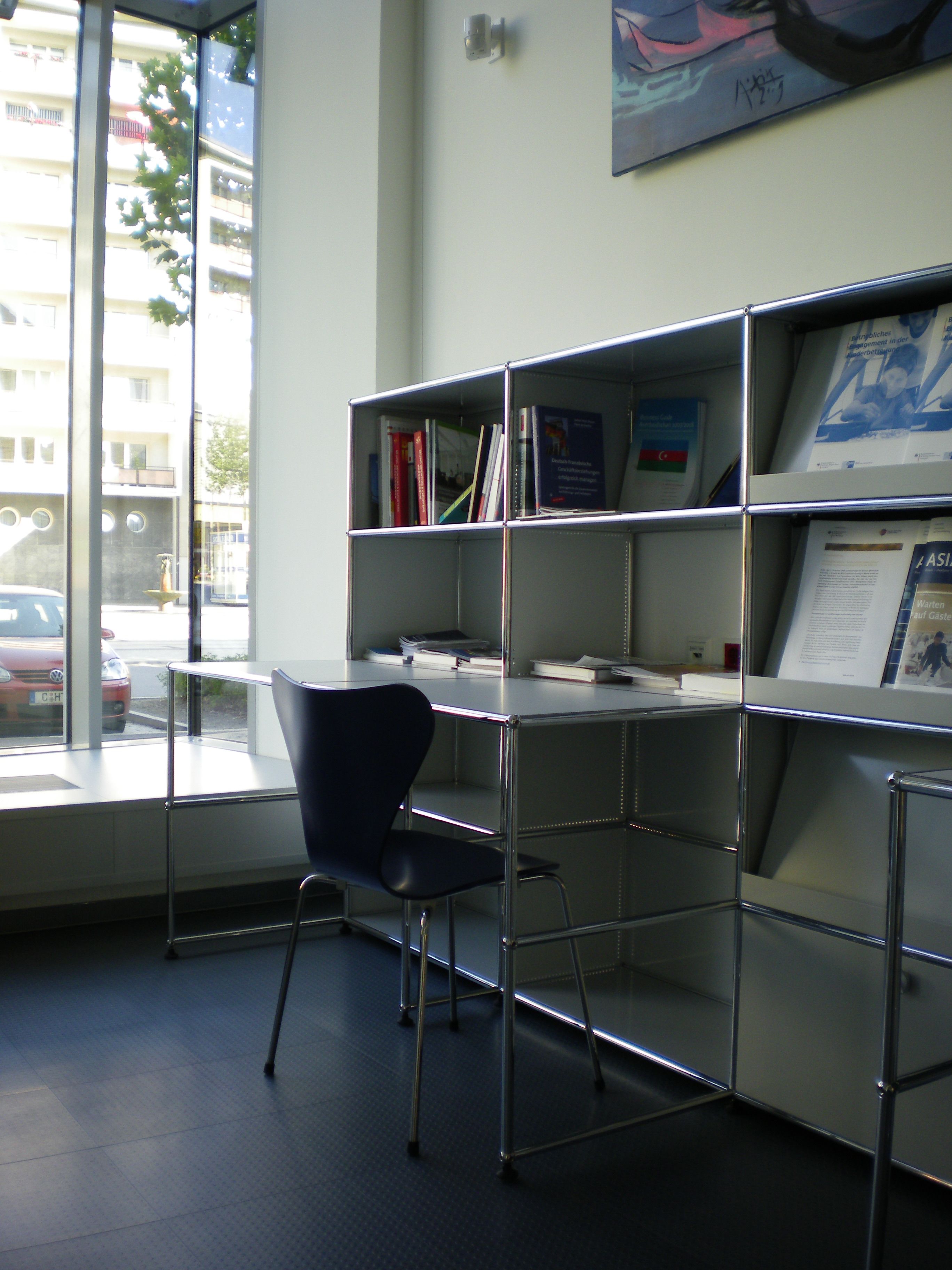 A wonderful USM Haller Workstation featuring book storage and a desk.