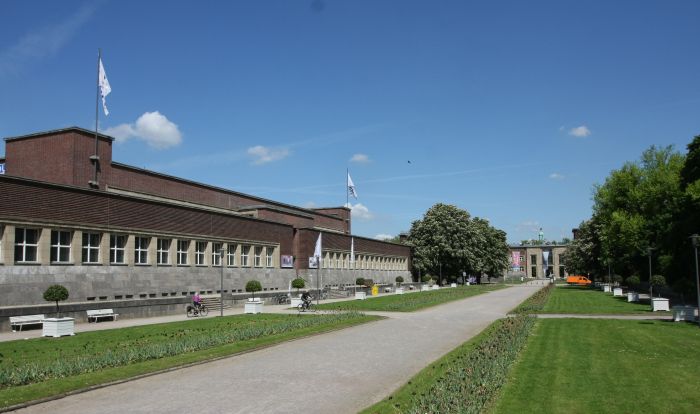 Cycling round the Ehrenhof Düsseldorf....