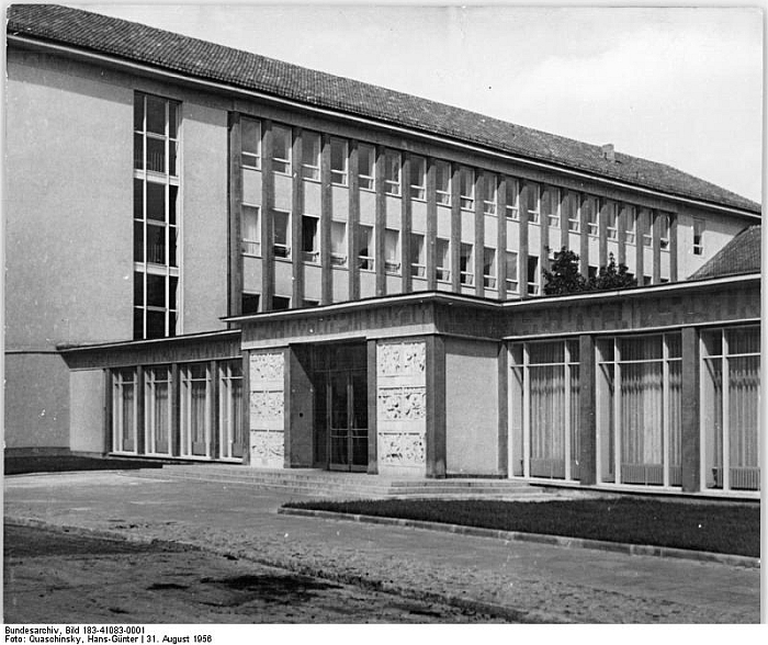 Kunsthochschule Berlin-Weißensee ca 1956, with its new extension. Thus not as Mart Stam knew it... (Photo: Hans-Günter Quaschinsky, courtesy Bundesarchiv, Bild 183-41083-0001 / CC-BY-SA 3.0 via commons.wikimedia.org)