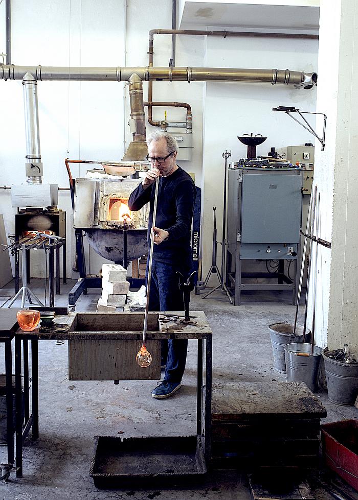 Cornelius Réer at work in his Nürnberg studio