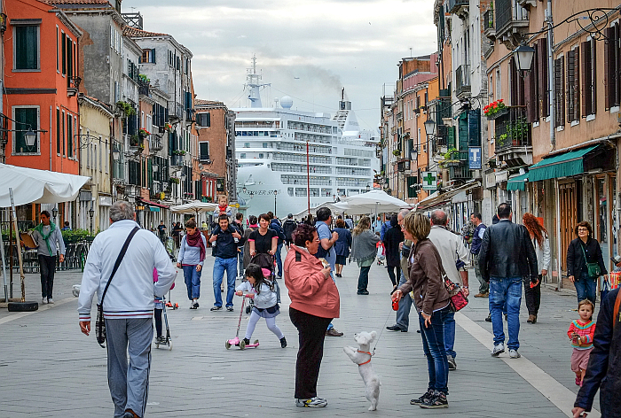 A cruise ship terrorises downtown Venice, part of Toourism, Architekturzentrum, Wien, Vienna (photo © Steve Varni, courtesy Architekturzentrum, Wien)