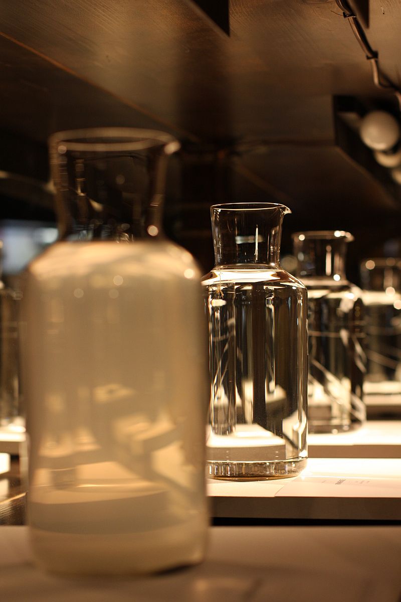 Passionswgen reichtum Wasser + Glas : Each carafe was filled with water from the featured lake river or glacier