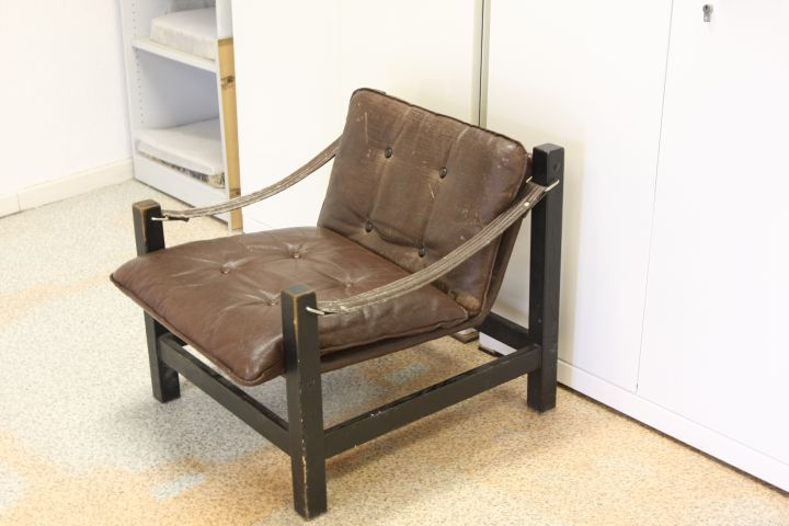 An unidentified chair - a regukar sight on the Burg Giebichenstein Halle campus