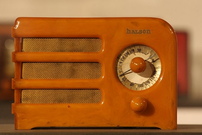 A 5 Dwarf by J. Samson Spencer for Halson, as seen at Radio Days. Tube Radios, Design Classics, Internet Radio, the Museum für Angewandte Kunst Cologne