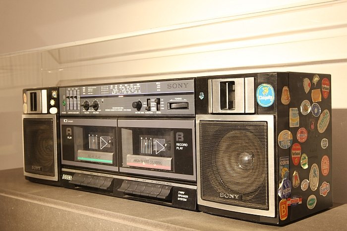 Sony CFSW 365 S, as seen at Radio Days. Tube Radios, Design Classics, Internet Radio, the Museum für Angewandte Kunst Cologne