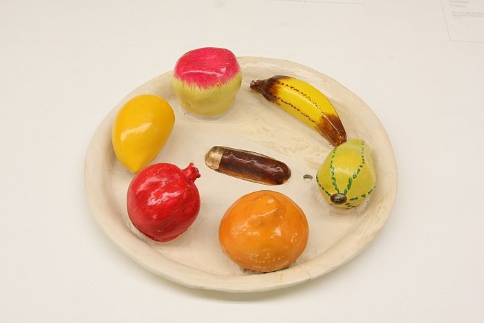 A plate of papier màche fruit (India, ca. 1958) as seen at Alexander Girard. A Designer's Universe, Vitra Design Museum