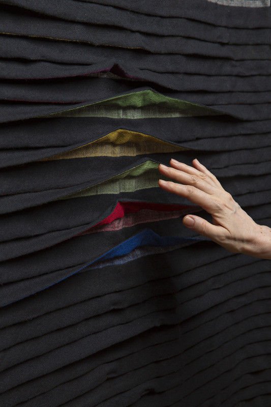 Manuela Leite, woven fabric with folds and motion sensors that make the folds open to reveal colourful fabric (© design: Manuela Leite, photo: Matthias Ritzmann)