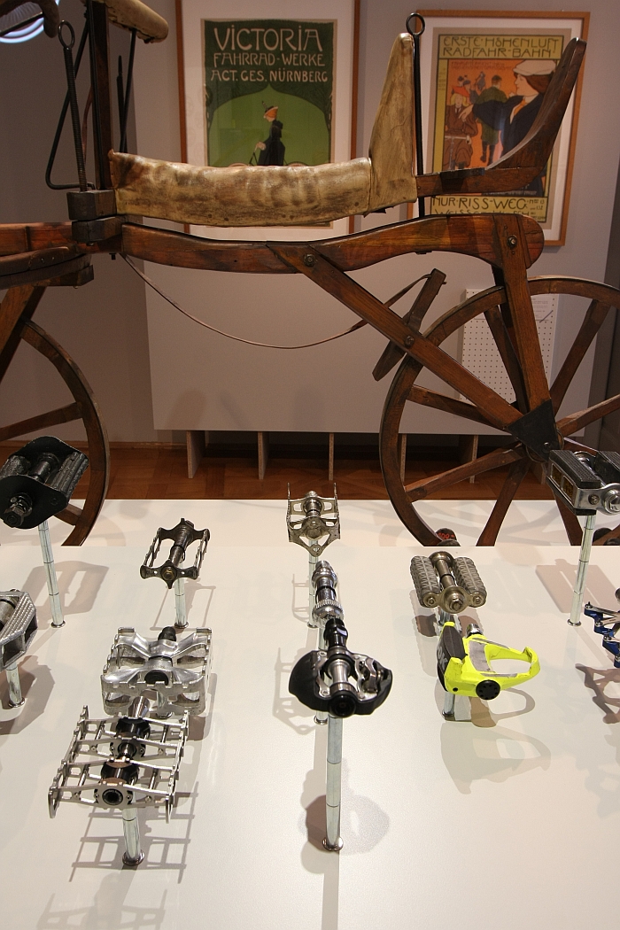 As if to taunt the Draisine... pedals displayed next to a pedalless bike, as seen at Self-Propelled. Or how the bicycle move us, the Kunstgewerbemuseum Dresden