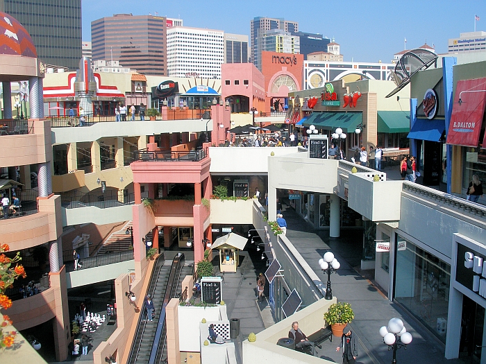 The Horton Plaza, San Diego, California by Jon Jerde (Photo © The Jerde Partnership)