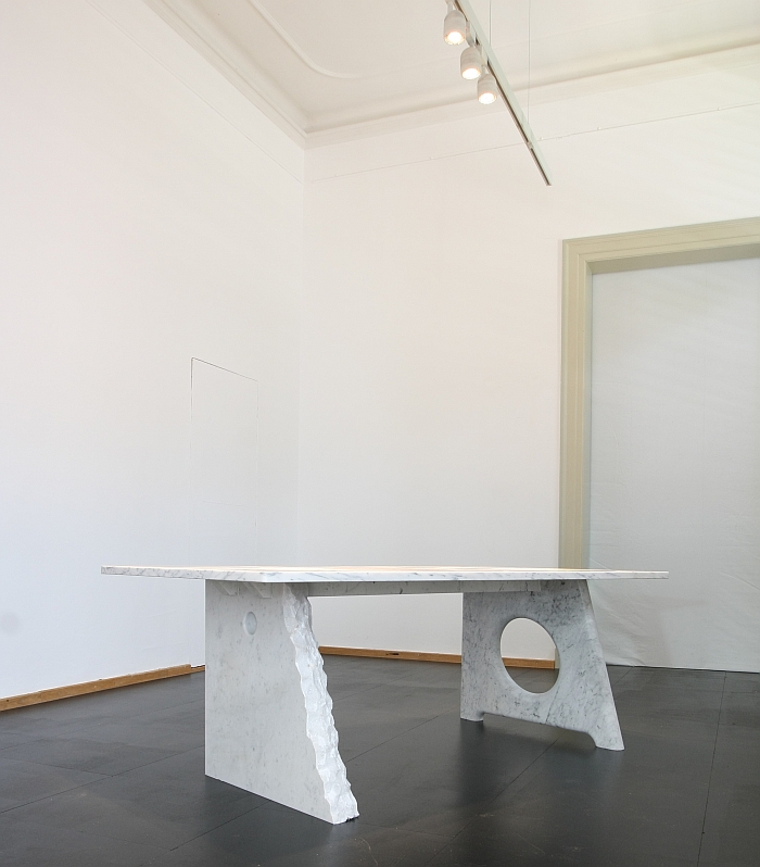 The Youhutseymatic Table by Richard Hutten, Michael Young & Jerszy Seymour, as seen at Friends + Design, Kunstgewerbemuseum Dresden. Here front leg by Jerszy Seymour, rear leg by Michael Young