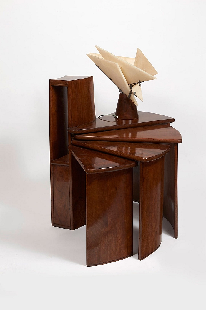 MB152 Telephone table and lamp by Pierre Chareau. Photo © Collection of Audrey Friedman and Haim Manishevitz. Courtesy of Jewish Museum New York)