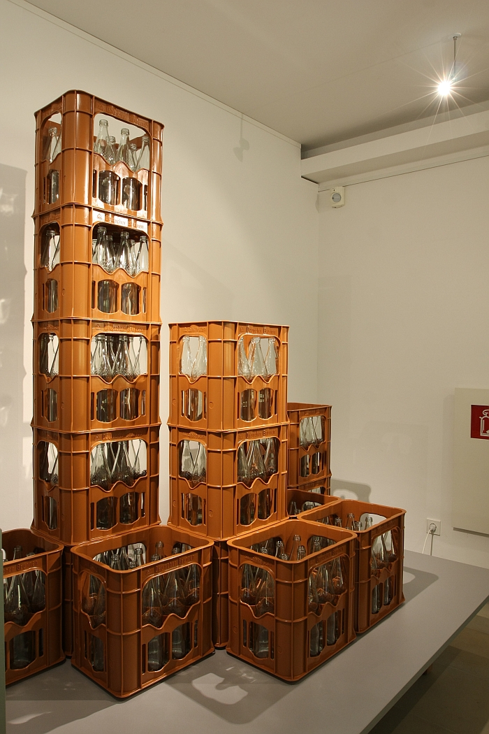 Standardised mineral water crates and bottles by Günter Kupetz for Genossenschaft Deutscher Brunnen, as seen at Stapeln. Ein Prinzip der Moderne at the Wilhelm Wagenfeld Haus Bremen