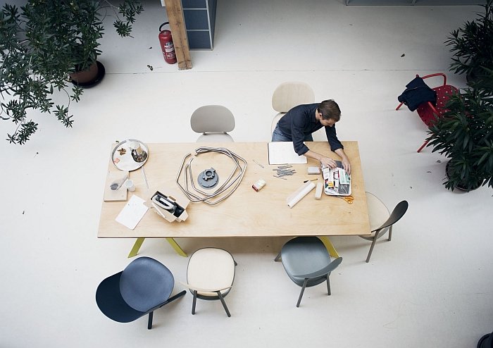 Stefan Diez at work (Photo Daniel Delang © Stefan Diez Office, Courtesy Museum für Angewandte Kunst Köln)