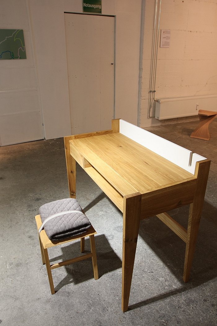 Work desk & stool vivienne by Mariusz Malecki aka Studio Ziben, as seen at Naked Objects: Nieuwe German Gestaltung #005 Cologne