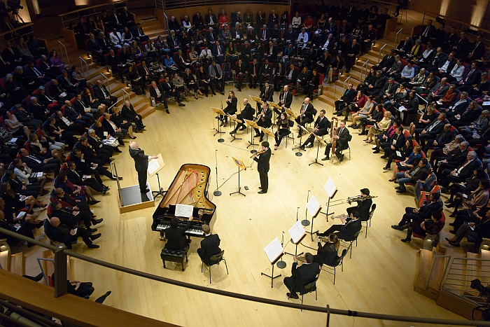 The Boulez Ensemble Berlin, the musicians bottom right demonstarting some of the typical seating positions musicians adopt: utight against teh backrest, sitting on the front edge, somewhat slouched (Photo © Peter Adamik, Courtesy of Wilde+Spieth)