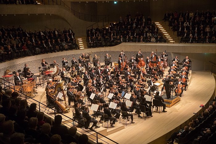 Orchestra musicians at work. Seated. Specifically, the Chicago Symphony Orchestra with Riccardo Muti at the Elbphilharmonie Hamburg, January 2017 (Photo © Todd Rosenberg, Courtesy Elbphilharmonie Hamburg)