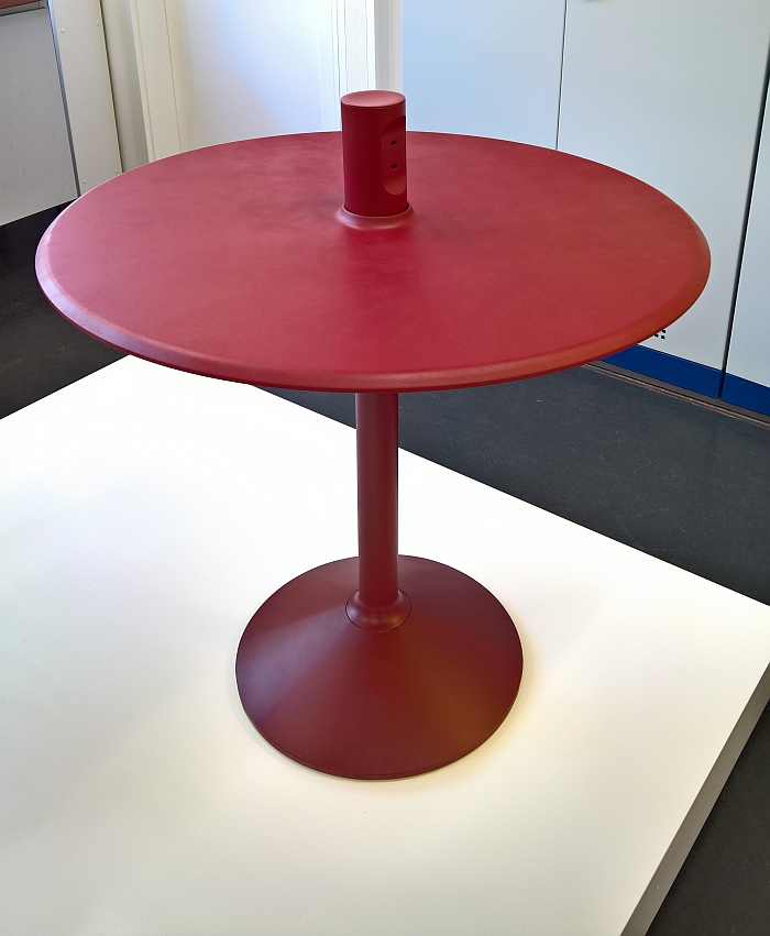 Charger Table by Maximillian Müller, as seen at Kunsthochschule Kassel Rundgang 2017