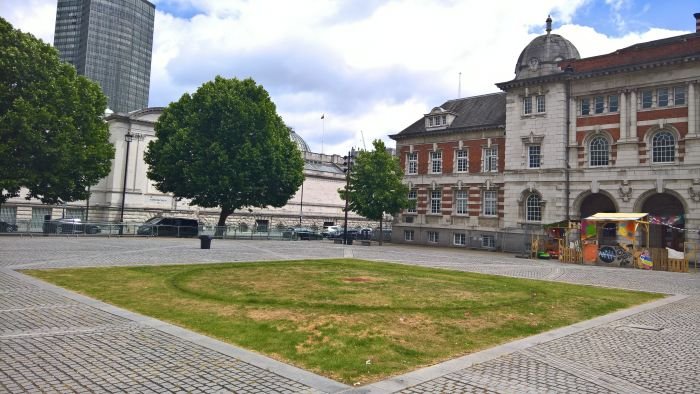 Chelsea College of Arts, London. Tate Britain on the left, the College builing on the right