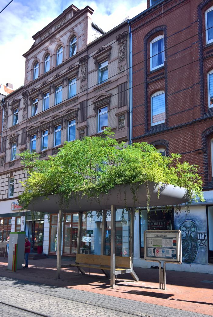 By the end of the #campustour we could really associate with the Leinaustraße Hannover tram stops by Andreas Brandolini. First stop the hairdresser......