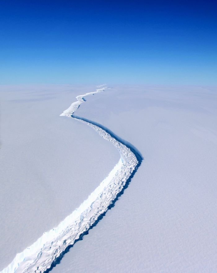 Crack in the Larsen C, Antarctica (Photo © NASA/John Sonntag, Courtesy CCCB)