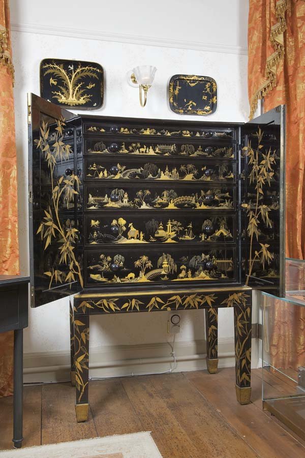 Cabinet made by Jennens and Bettridge, Birmingham ca 1850. Mix of wood, Papier-mâché & Papier-mâché veneer. (Photo © Wolverhampton Arts and Museums Service, www.blackcountryhistory.org)