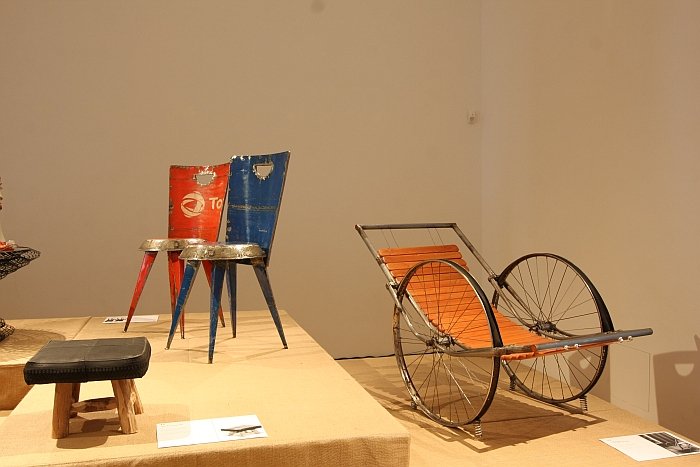 Dogon Stool by Hamed Ouattara and Rocking Chair by Dhara Kabaria/Studio Alternatives, as seen at Pure Gold. Upcycled! Upgraded!, Museum für Kunst Gewerbe Hamburg