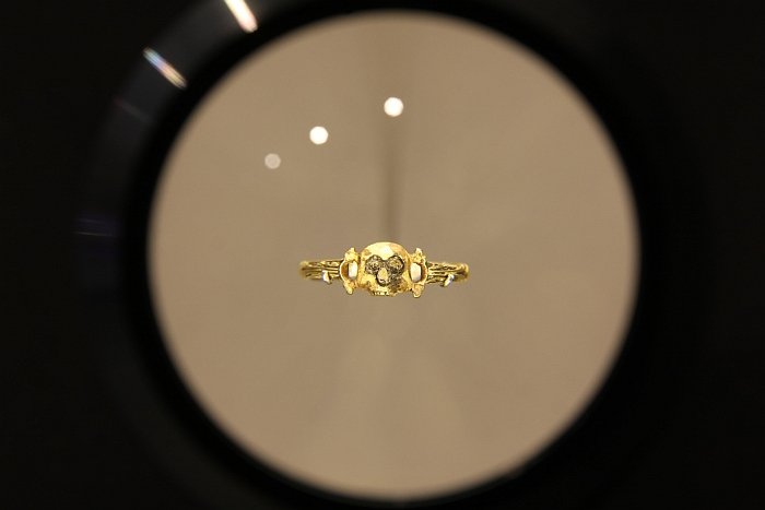 A baroque ring found in a grave, as seen at Tod & Ritual - Kulturen von Abschied und Erinnerung, Staatliches Museum für Archäologie Chemnitz