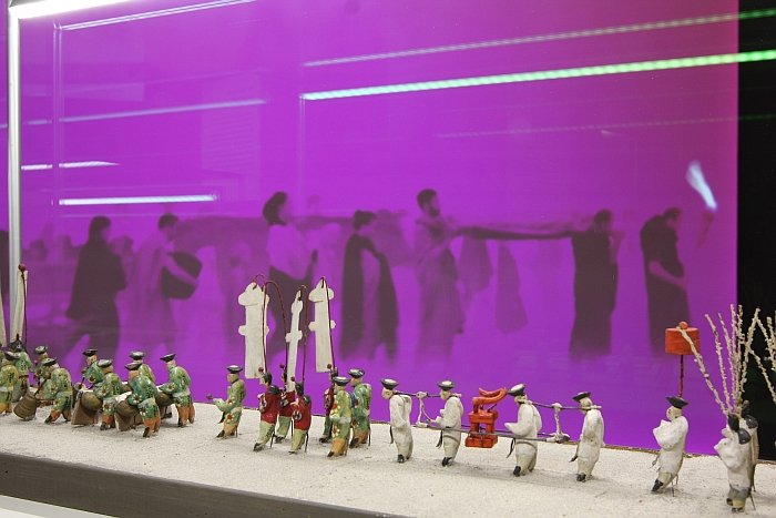 A Chinese funarel procession meets a Niederkaina funeral procession, as seen at Tod & Ritual - Kulturen von Abschied und Erinnerung, Staatliches Museum für Archäologie Chemnitz