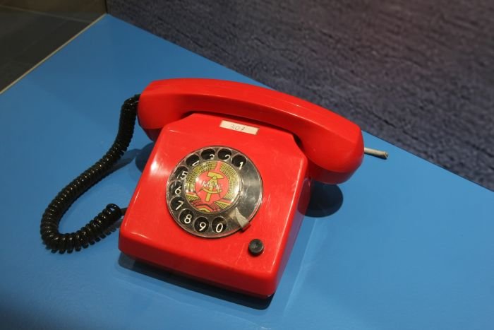 .....bis Zentralkomitee. As represented by a RFT type 551 11207 telephone from the Stasi office in Rostock