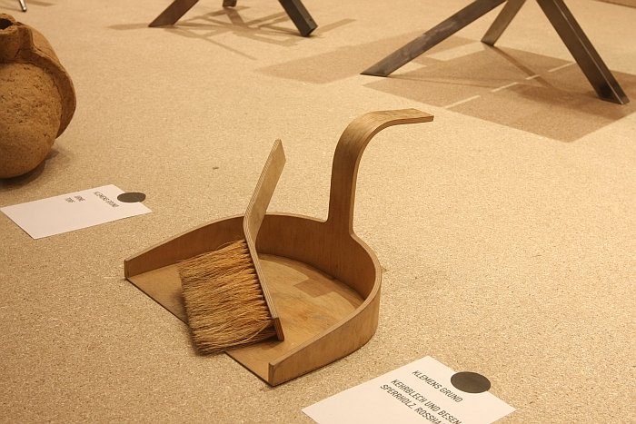 Dustpan and brush by Klemens Grund, In Arbeit. Prototypen von Thomas Schnur und Klemens Grund, Passagen Cologne 2018