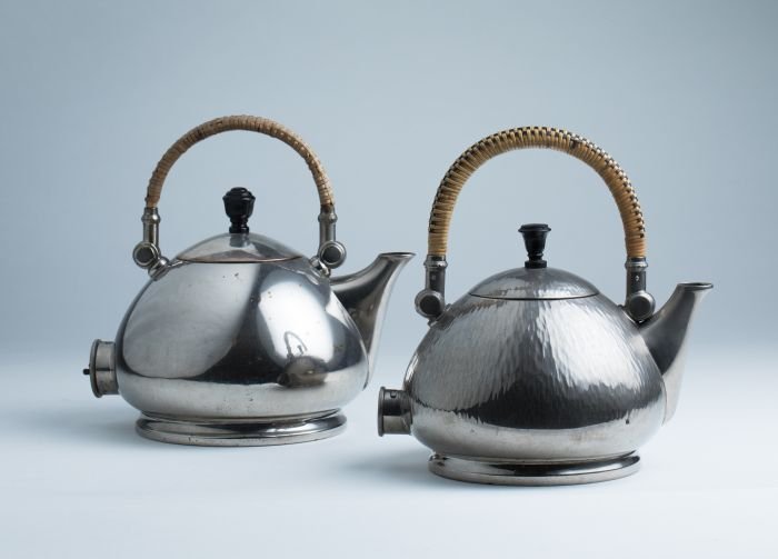 Tea pot and kettle by Peter Behrens for AEG Berlin (Photo Jan Rothstein © and courtesy MAKK)