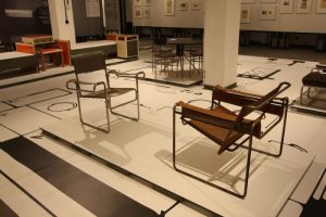 Two chairs in discourse, one from Carl Fieger (l.) the other from Marcel Breuer (r.), as seen at Carl Fieger. From Bauhaus to Bauakademie, Stiftung Bauhaus Dessau