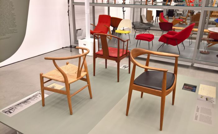 The CH 24 Wishbone or Y Chair (l.), the FH4282 China Chair (m.) & the JH501 Round Chair r.), as seen at Hans J. Wegner: Designing Danish Modern. Vitra Design Museum Schaudepot 