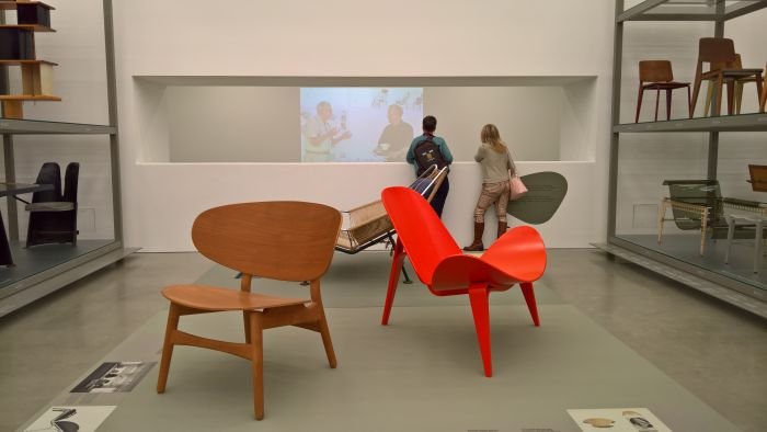 The FH1936 for Fritz Hansen (l.) and a two part plywood chair (r.), as seen at Hans J. Wegner: Designing Danish Modern. Vitra Design Museum Schaudepot 