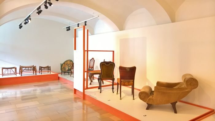 Furniture by Adolf Loos including his moneumental Knieschwimmer easy chair (r.)