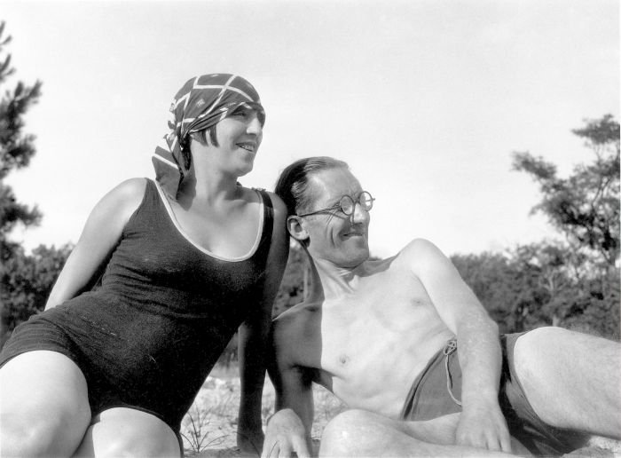 Le Corbusier & Yvonne Gallis relaxing on their summer hols..... (Photo: The Foundation Le Corbusier © FLCADGAP, courtesy Nasjonalmuseet, Oslo)