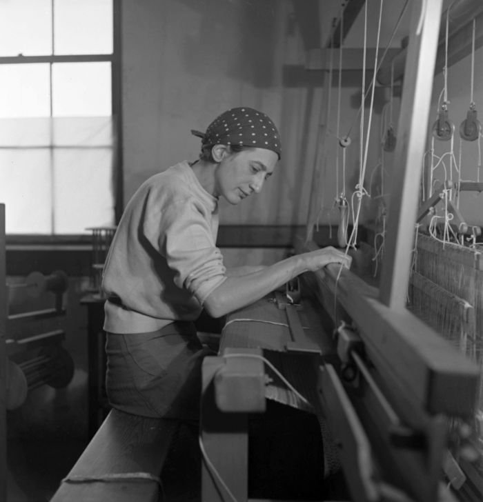 Anni Albers at her loom, at Black Mountain College, 1937 (Photo: Helen M. Post, © Kunstsammlung NRW Courtesy Western Regional Archives, State Archives of North Carolina & Kunstsammlung NRW)