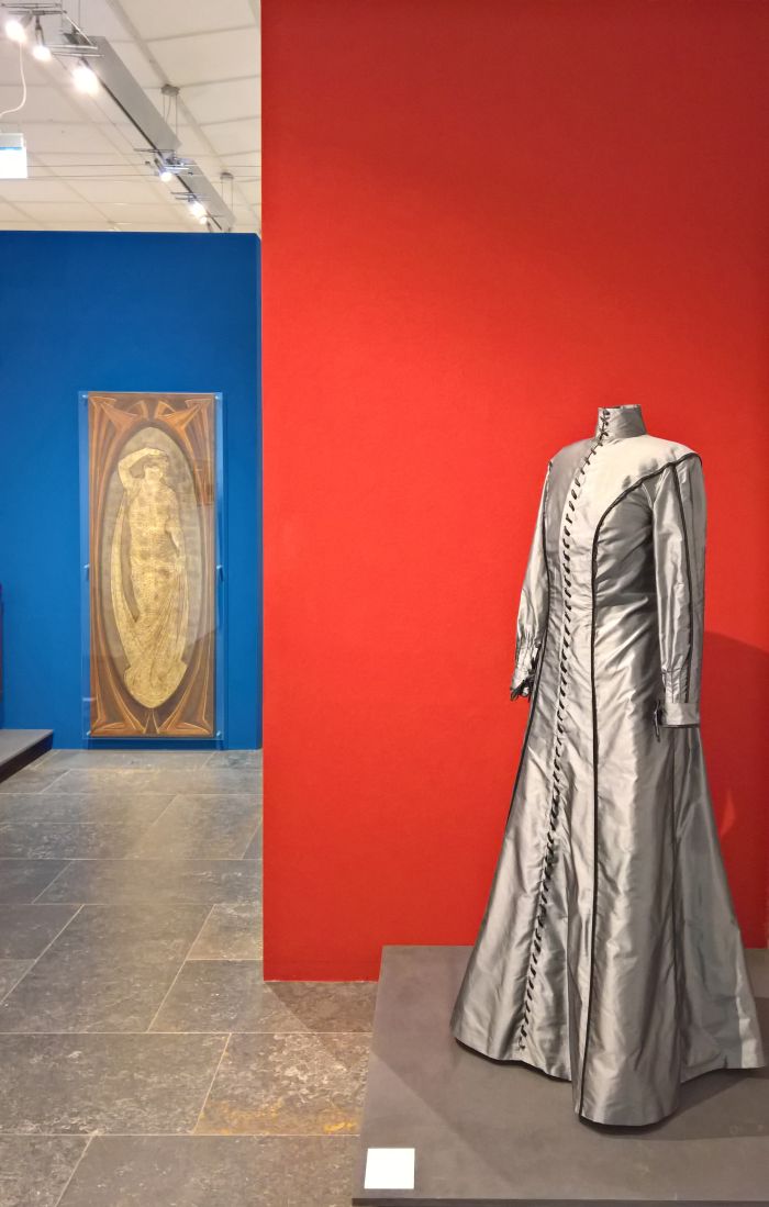 Two representations of womanhood from peter behrens, in the background a calssic inspired relief from 1897, in the foreground a so-called Reformkleid from 1900, a dress for the modern, liberal female