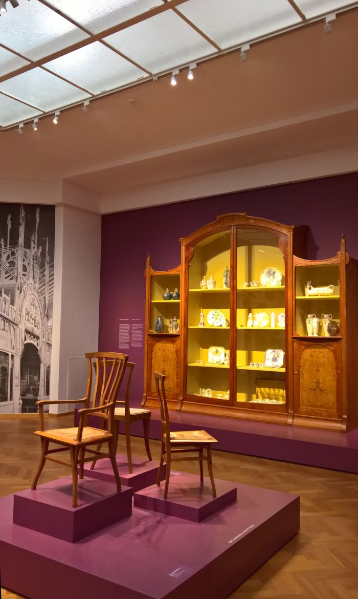 Chairs Henry van de Velde & Johan Thorn Prikker in front of a display case by Johannes Lorrie, as seen at Art Nouveau in Nederland, The Gemeentemuseum Den Haag