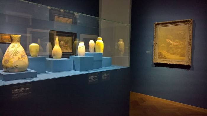 A painting of gurnards by Gerrit Willem Dijsselhof and pottery by Chris Lanooy, as seen at Art Nouveau in Nederland, The Gemeentemuseum Den Haag