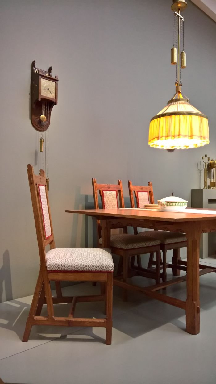 Hanging lamp by Jac. van den Bosch, table and chairs by Hendrik Berlage for t' Binnenhuis. Clock by Kobus Graff, as seen at Art Nouveau in Nederland, The Gemeentemuseum Den Haag