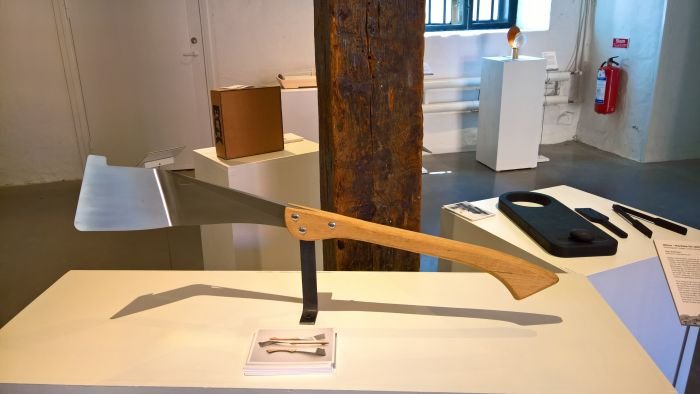 Hélice. A Nicaraguan sugar cane harvest machete by Olov Eriksson, as seen at Vårutställning 2018, Form/Design Center, Malmö