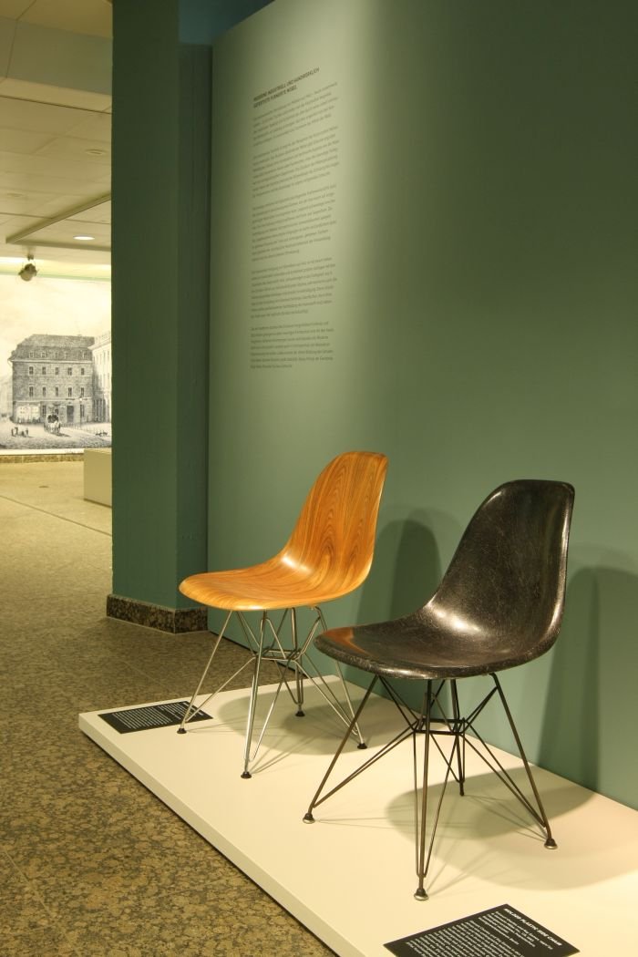 Eames S shell for Herman Miller in fibreglass and Santos-Pallisander at Inside Out. Understanding the art of furniture making, the Kunstgewerbemuseum Berlin