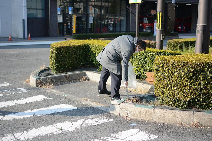 A Ueda Honsha employee cleans the area around the company offices (photo © and courtesy Studio B Severin)