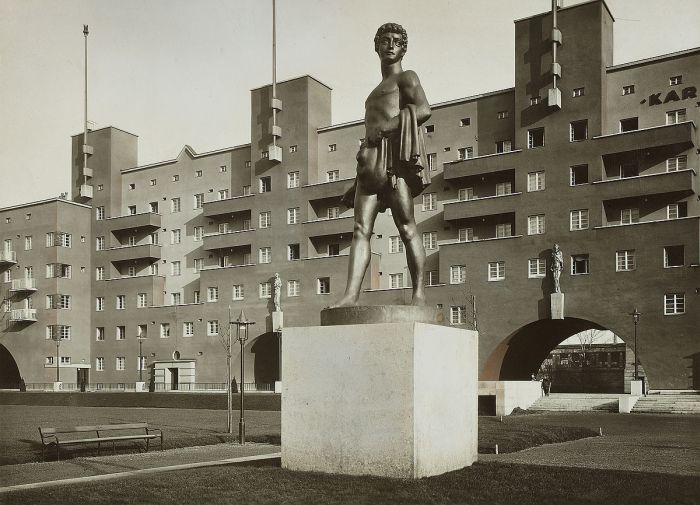 Karl-Marx-Hof, Vienna, with the sculpture, "Der Sämann" (Photo Martin Gerlach, © Wien Museum)