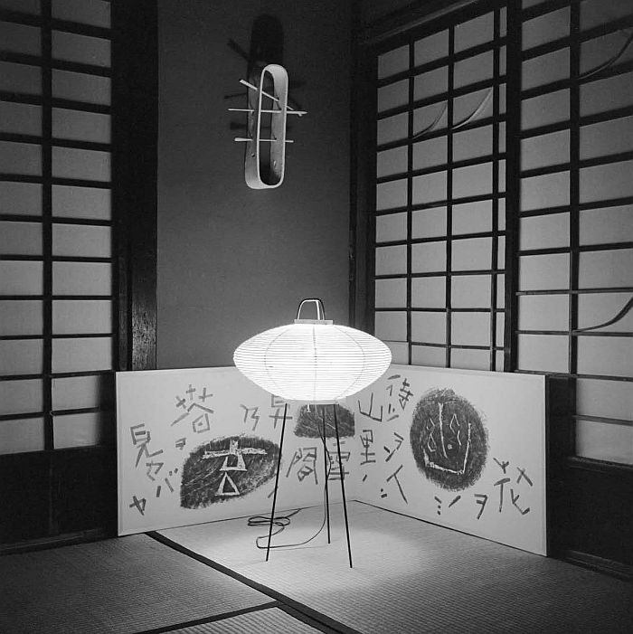 An Akari lamp by Isamu Noguchi and a screen diptych by Saburo Hasegawa (Photo ©The Isamu Noguchi Foundation and Garden Museum, NY/ARS, courtesy of the Noguchi Museum)