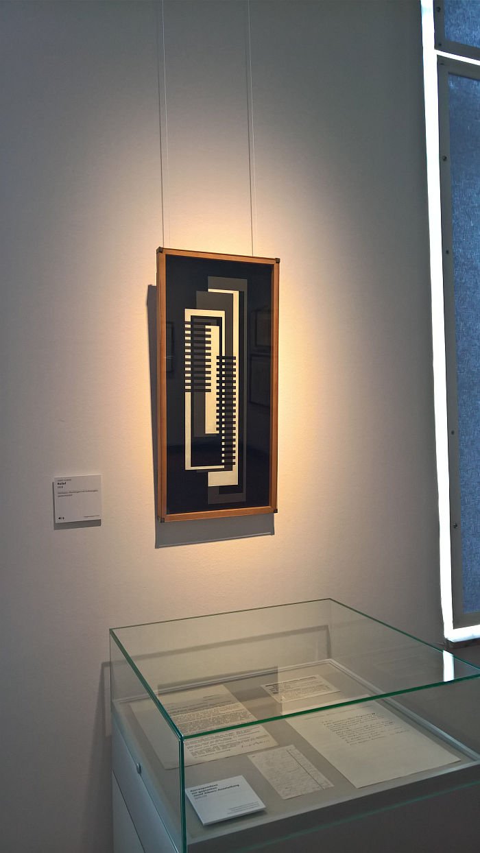 A glass relief by Josef Albers (1928), as seen at Between Utopia and Adaptation. The Bauhaus in Oldenburg, Landesmuseum für Kunst und Kulturgeschichte Oldenburg