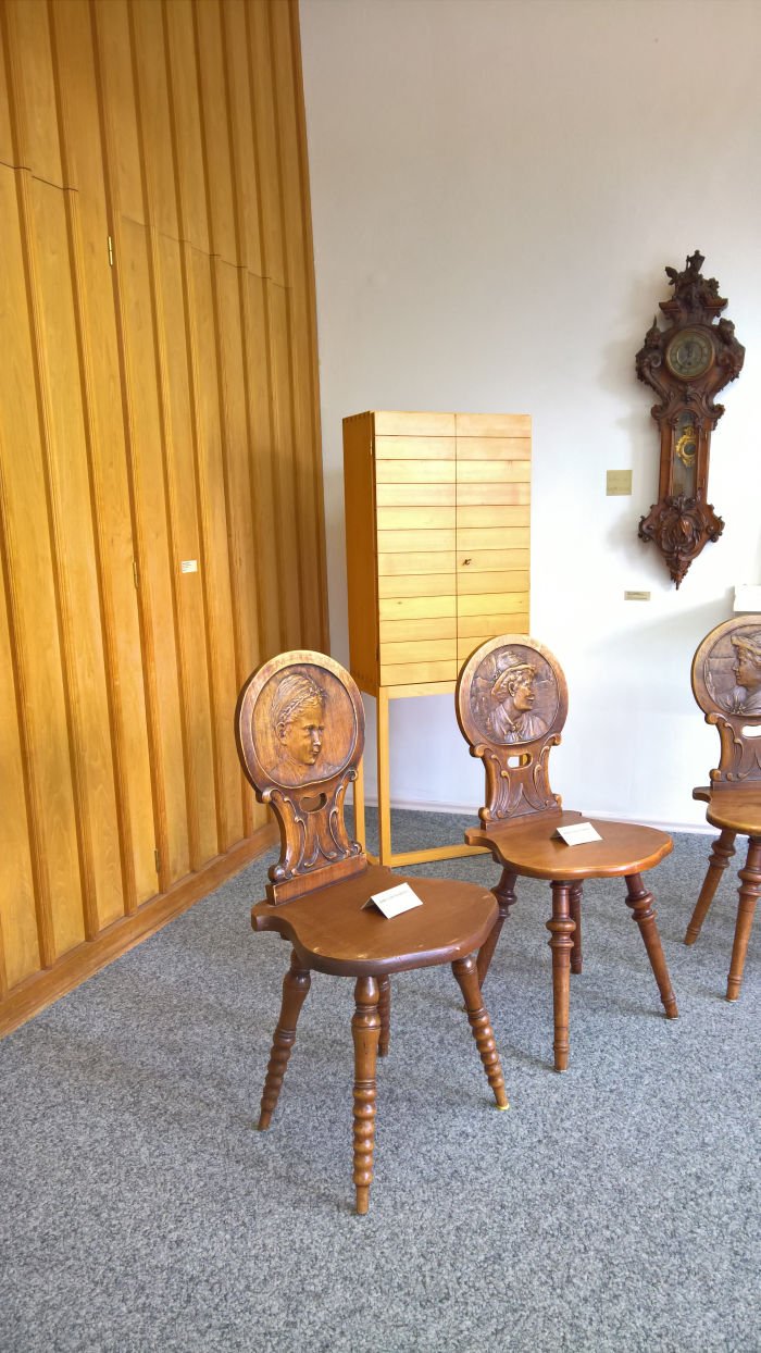 Chairs from 1900, clock from 1910 and cabinet from 1960, all anonymous, as seen at the Schulen für Holz und Gestaltung Garmisch-Partenkirchen 2019 summer exhibition.