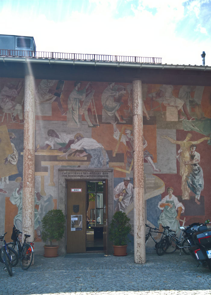 Mural painting isn't a course at the Schulen für Holz und Gestaltung Garmisch-Partenkirchen, but is use in Garmisch-Partenkirchen