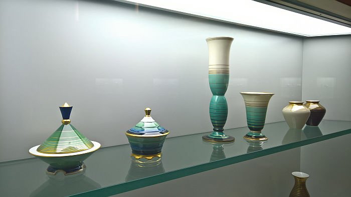 Works from Rosenthal, Selb and Porzellanmanufaktur Fürstenberg, as seen at Spitzen des Art déco, Grassi Museum für Angewandte Kunst, Leipzig